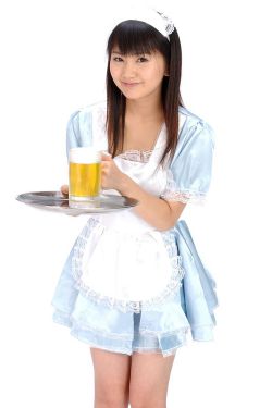 两女一杯